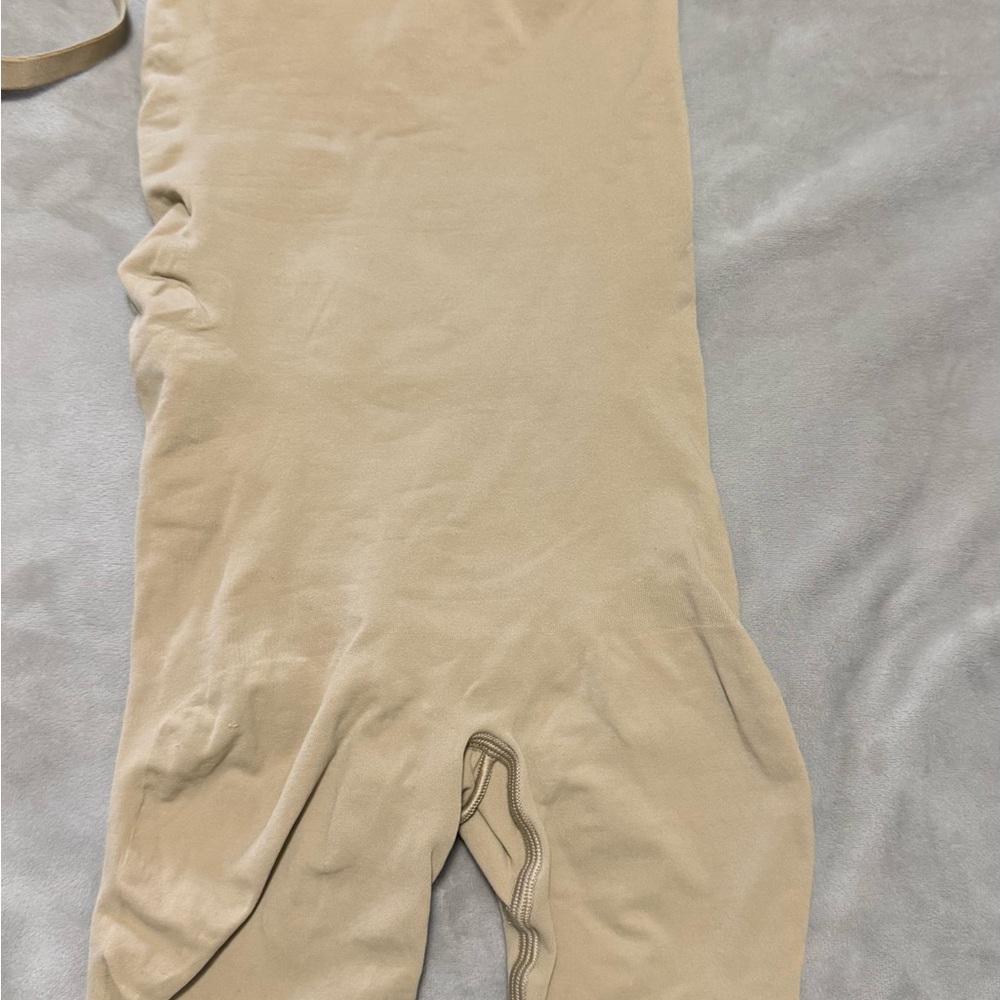 SKIMS Shapewear Set in Black and Tan - Picture 5 of 7